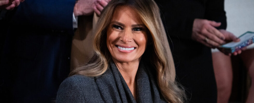 Melania Trump Grabs The Mic, Her Response Makes Room ROAR-…