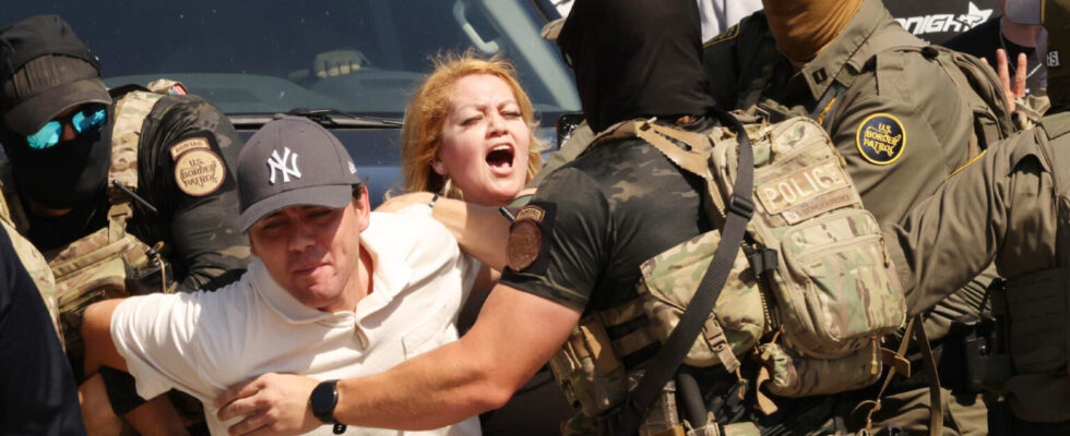 CHAOS UNFOLDS – Nigerians KIDNAP Federal Agent To Evade…